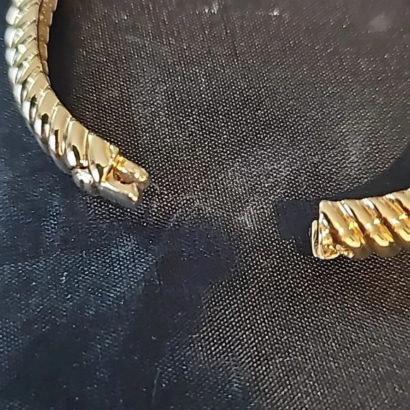 Grace Kelly Collection Trumpet Ribbed Bangle bracelet - Picture 2 of 5